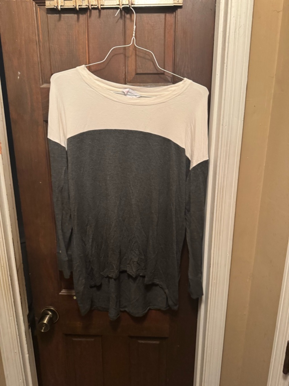 Women's Liz Claiborne XL Two-Tone Long Sleeve Colorblock Top - Gray & Cream